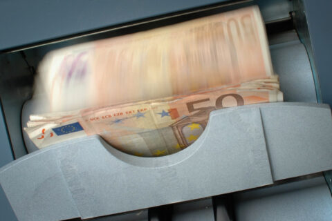 Geldmachine telt briefjes van 50 euro