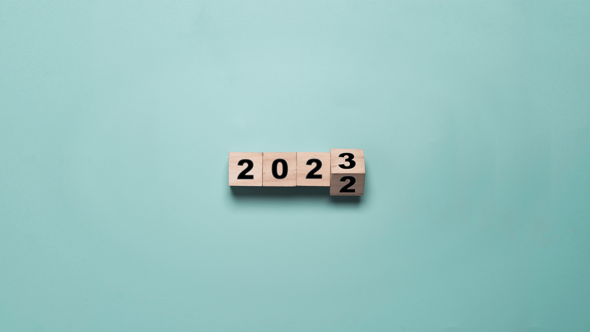 Eindejaarstips_2022-23. Blokjes hout met cijfers 2022-3